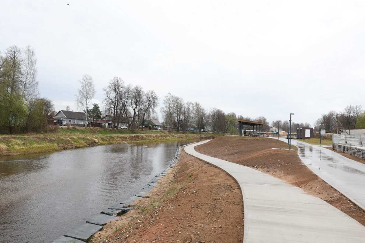 Смотровую площадку создали на набережной реки Явонь в Демянске