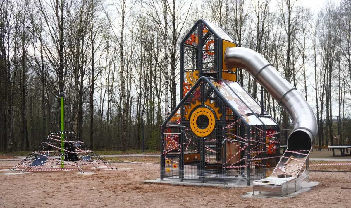 В «Деревяницкой роще» монтируют самую высокую детскую горку в Великом Новгороде