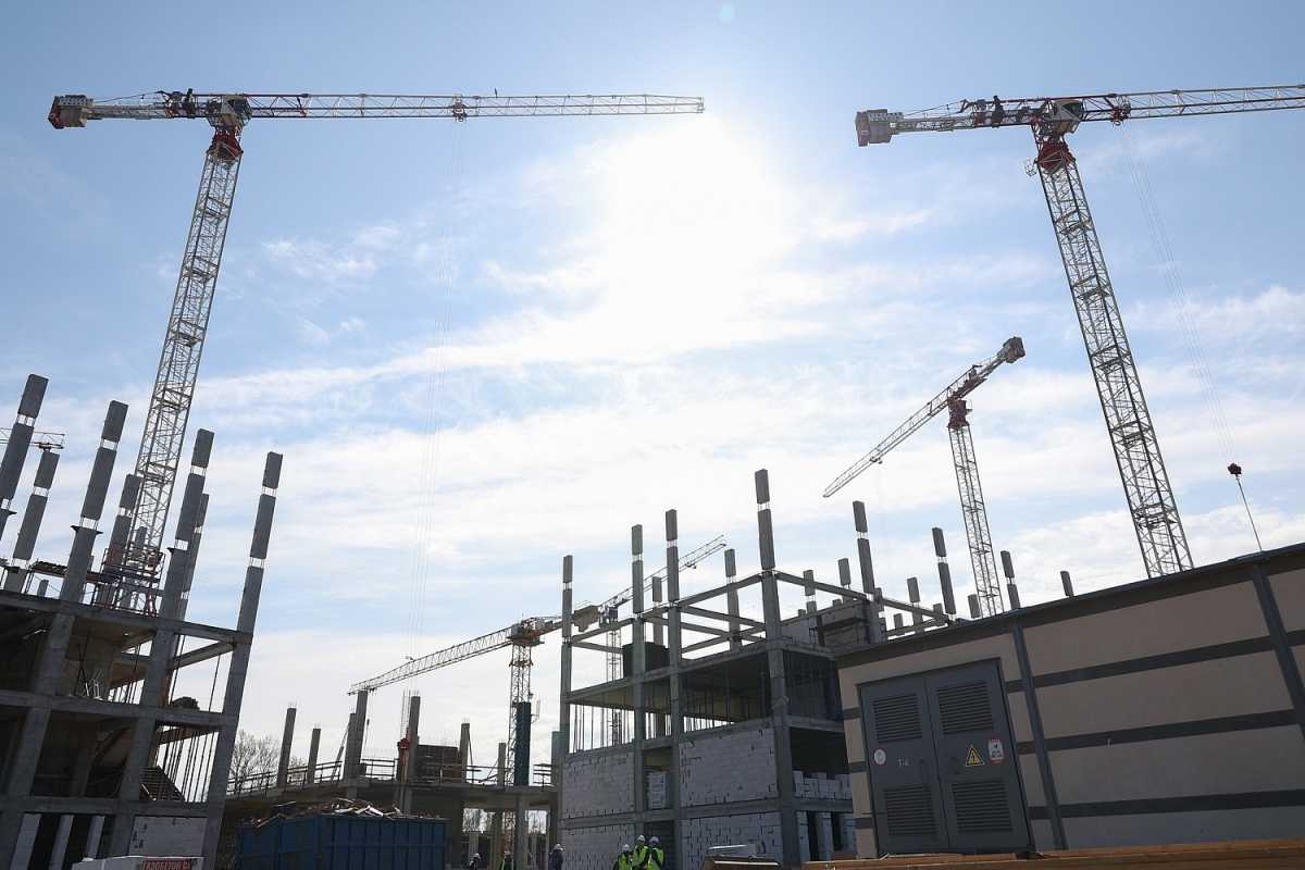 Более 240 человек ежедневно работают на стройке кампуса в Великом Новгороде
