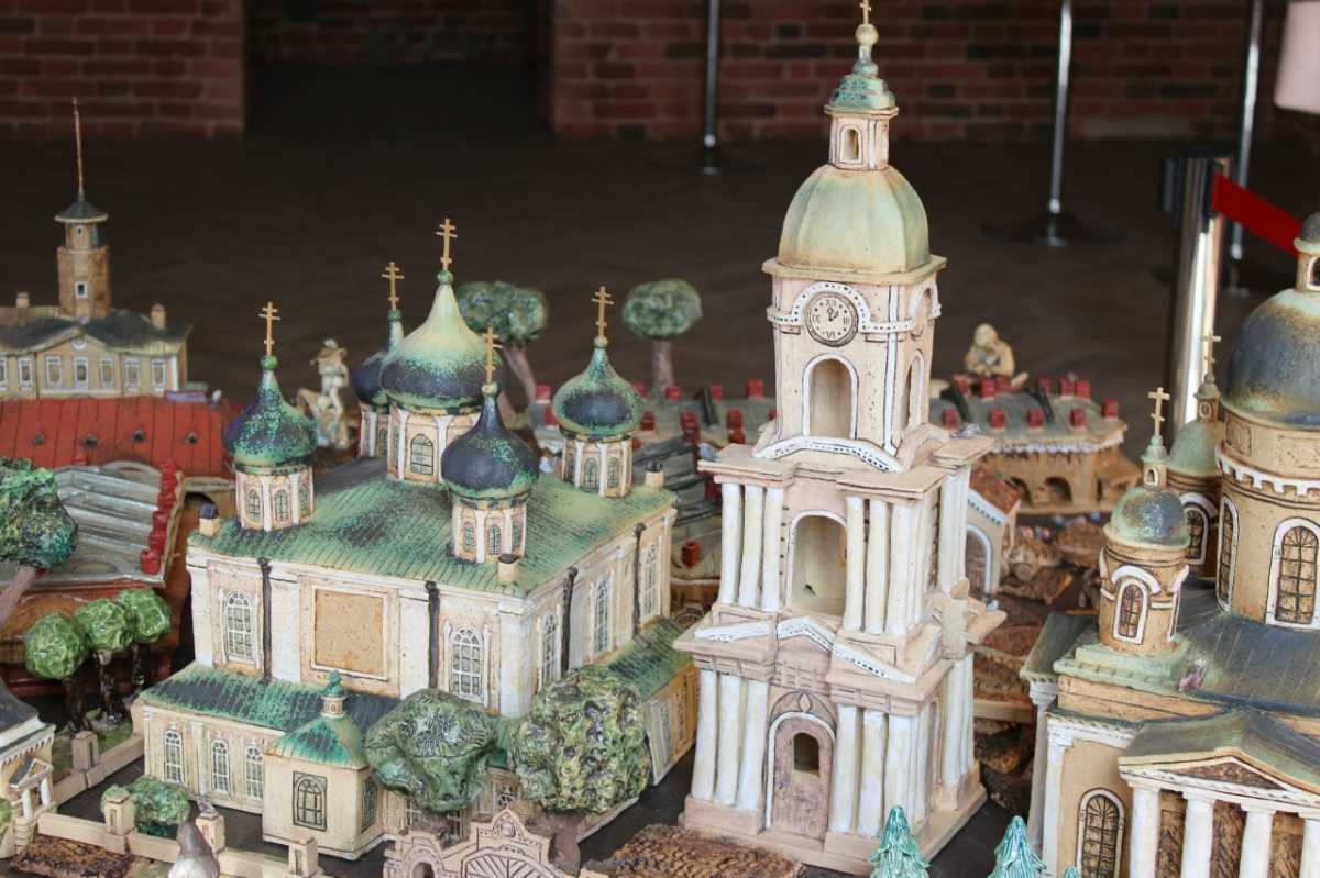 Керамисты создали глиняный макет Соборной площади Боровичей XIX века