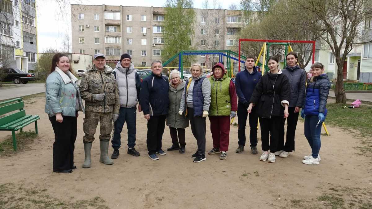 На субботнике обновили детскую площадку в Великом Новгороде
