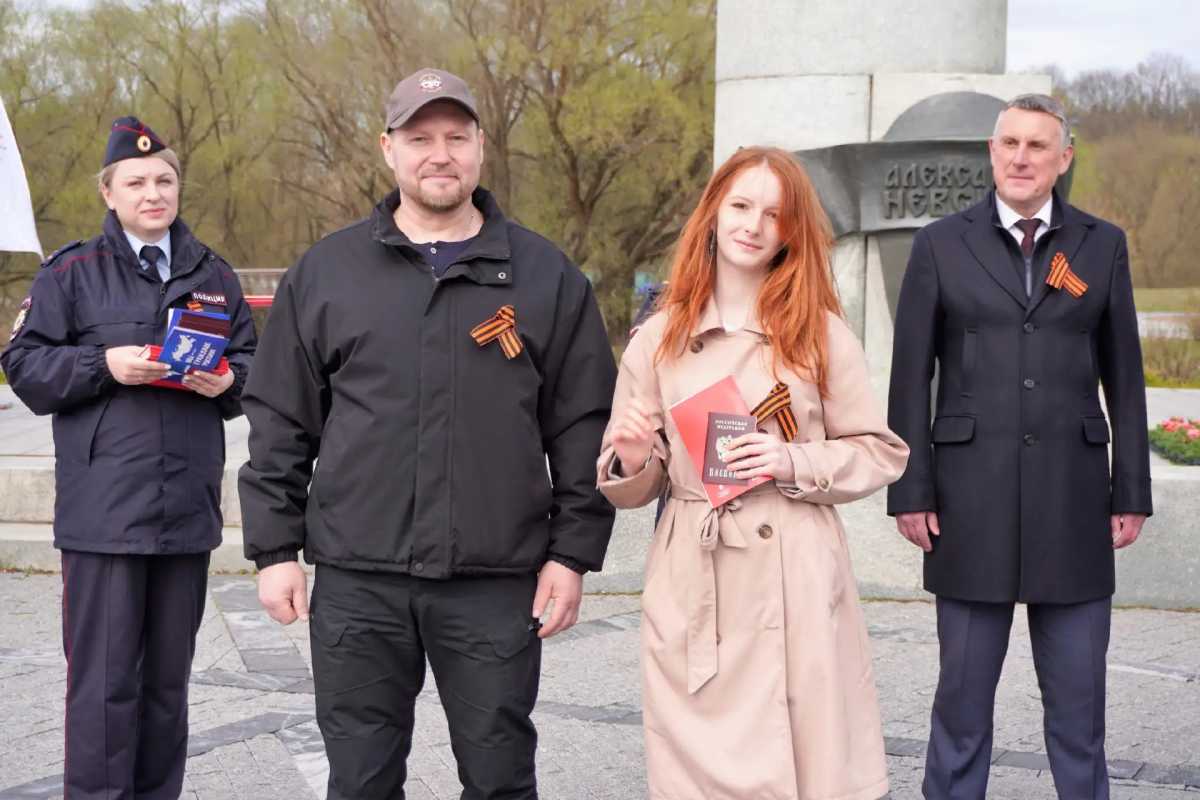 Ветеран СВО Андрей Павлов вручил паспорта юным новгородцам