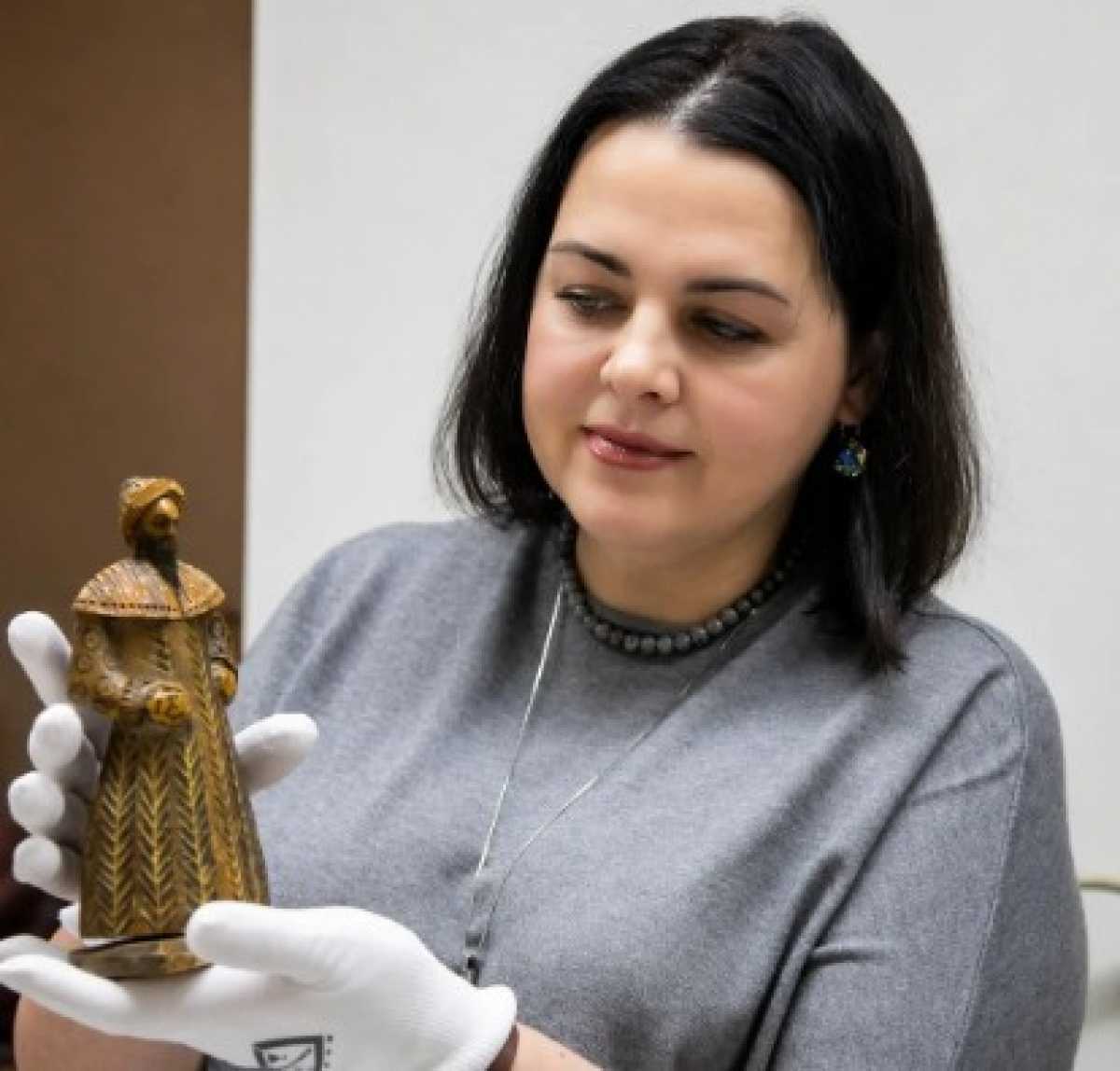 В Великом Новгороде реставрируют 100-летнего резного Ивана Грозного