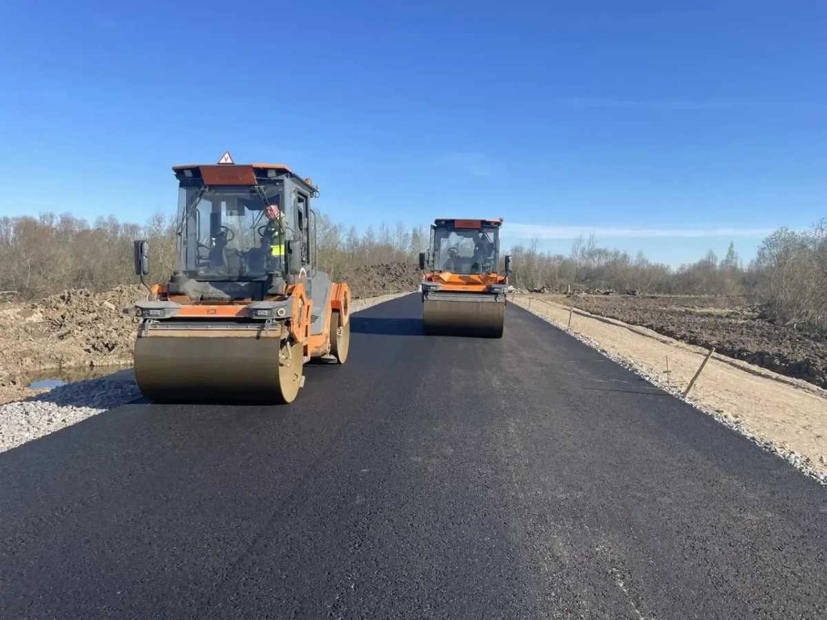 Под Великим Новгородом укладывают асфальт на дороге к аэродрому «Кречевицы»