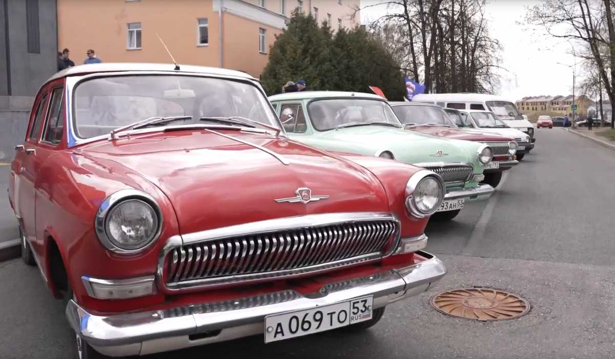 В Великом Новгород прошёл автопробег ретроавтомобилей