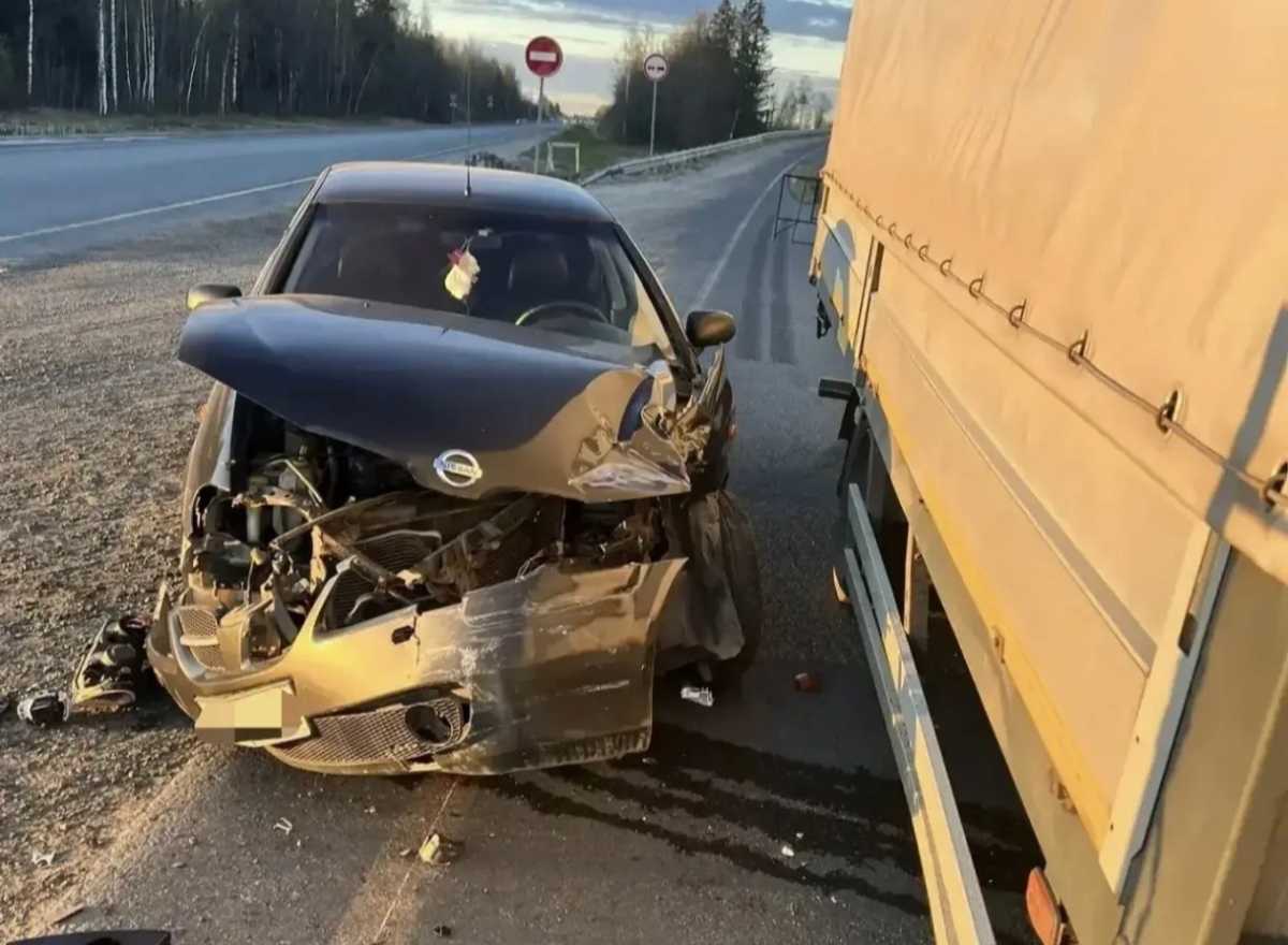 В ДТП с фурой под Великим Новгородом пострадала 23-летняя девушка