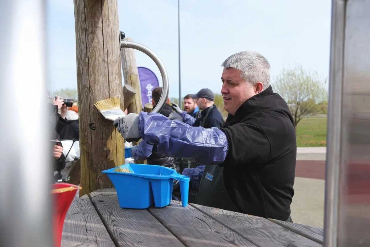 Константин Михайлик и Александр Дронов вышли на субботник на Университетской набережной в Великом Новгороде