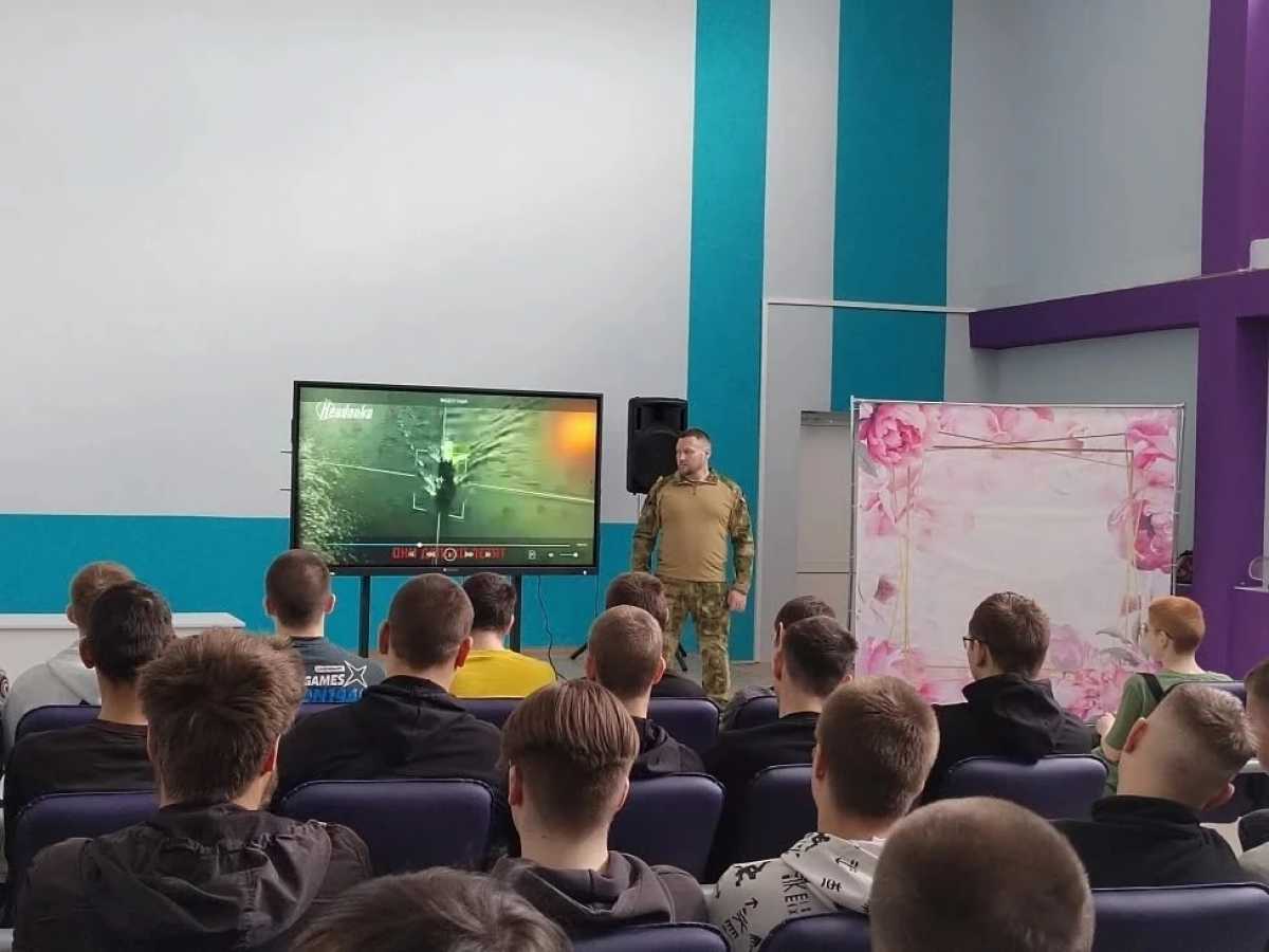 Ветеран СВО рассказал студентам Чудовского техникума о войсках беспилотных систем