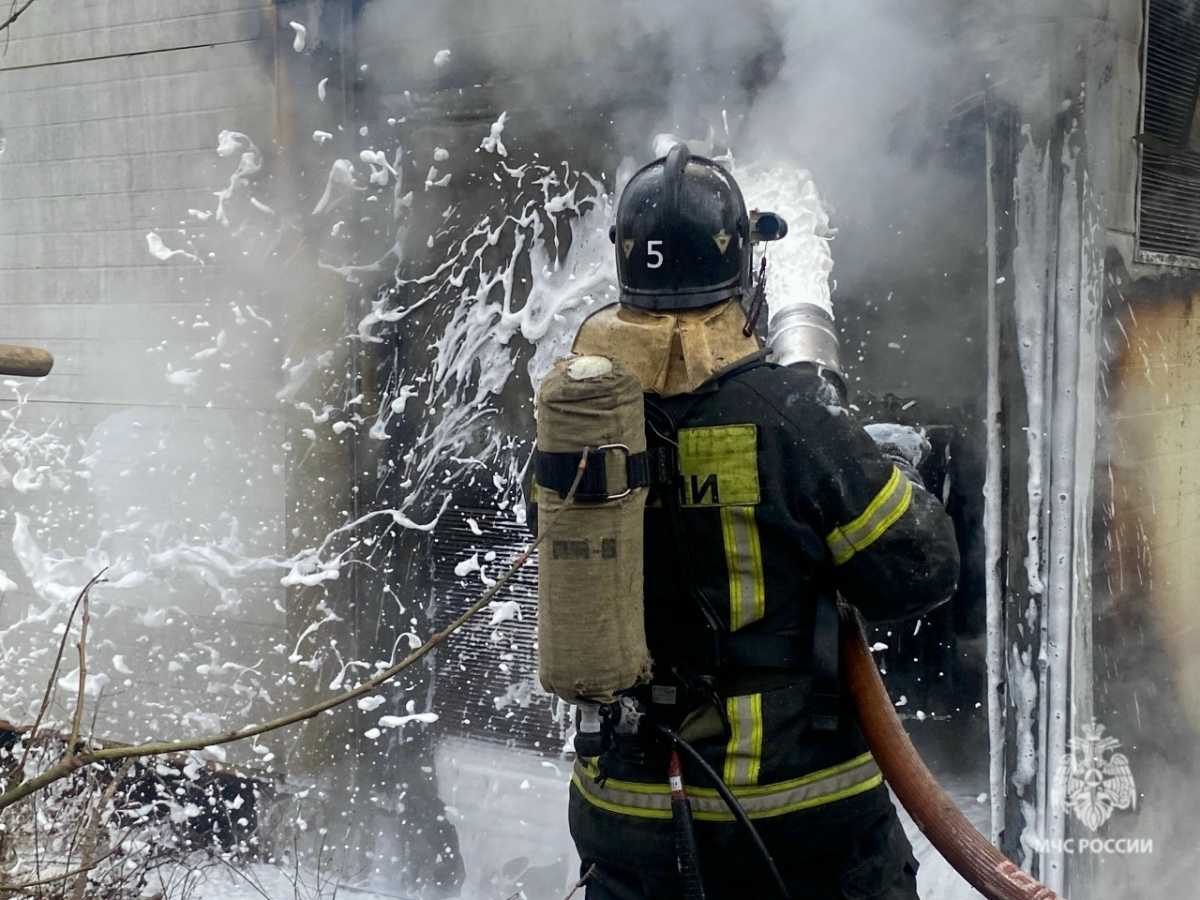 Из горевшего дома в Боровичах эвакуировались 17 человек