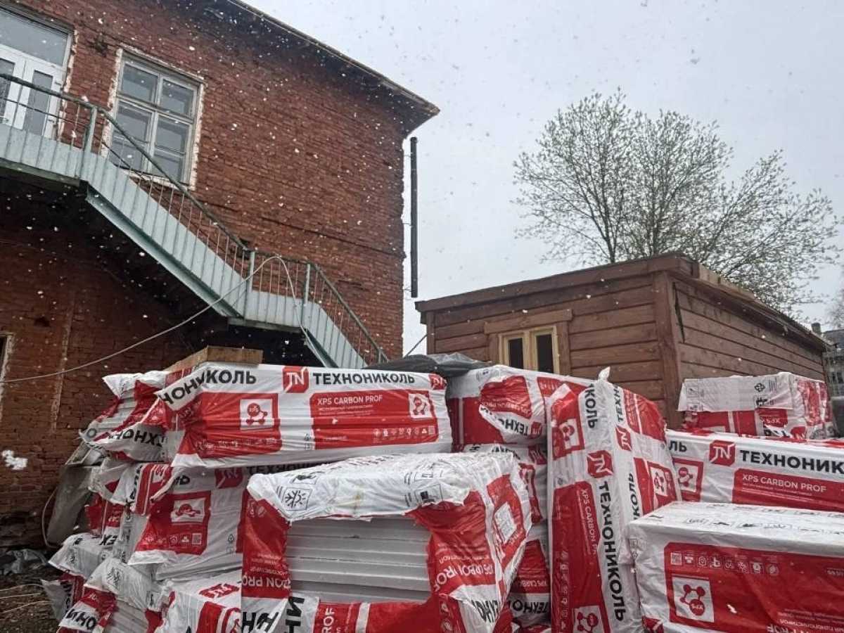 В любытинском селе Зарубино устанавливают окна в здании детского сада