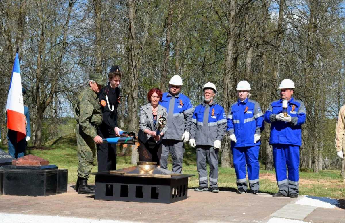 Мемориалы «Вечный огонь» зажгли в Крестцах и Мошенском