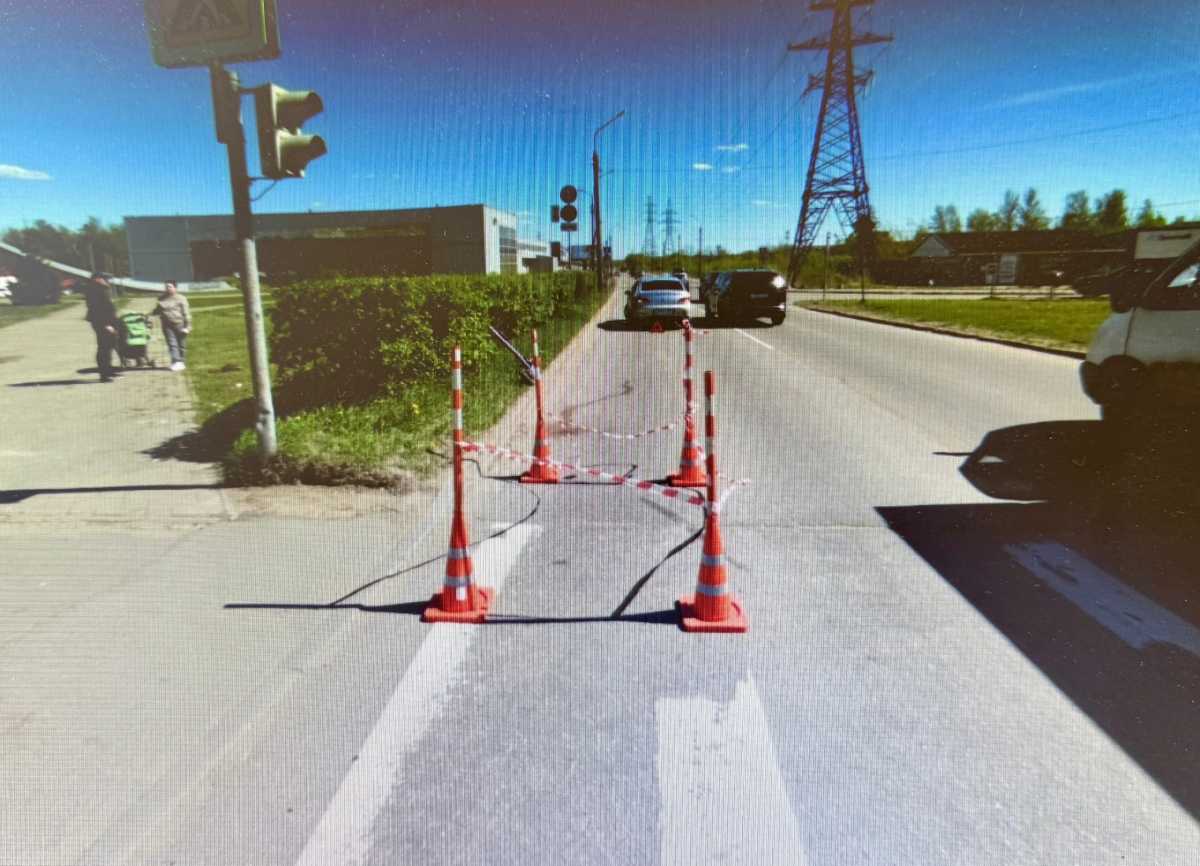 Ехавший на «красный» 17-летний новгородец на электросамокате врезался в «Пежо»