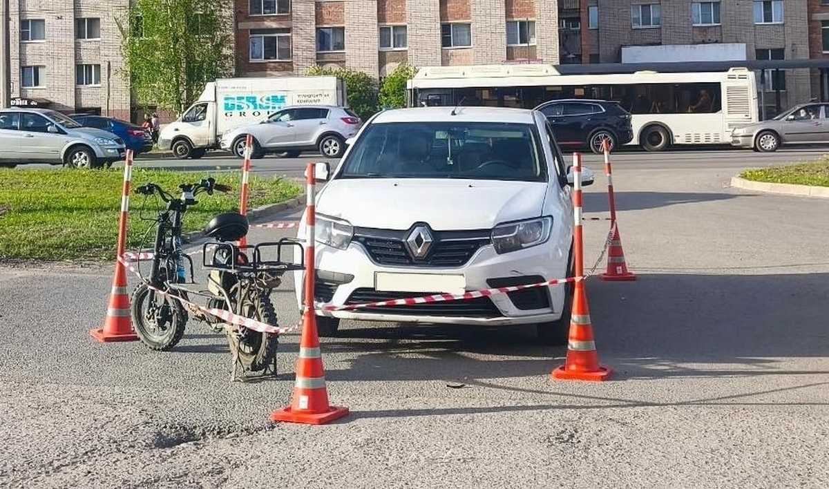 В Великом Новгороде 19-летний электровелосипедист врезался в «Рено Логан»