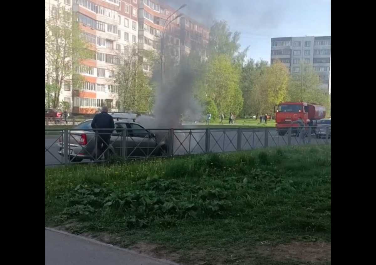 На улице Кочетова в Великом Новгороде потушили легковой автомобиль