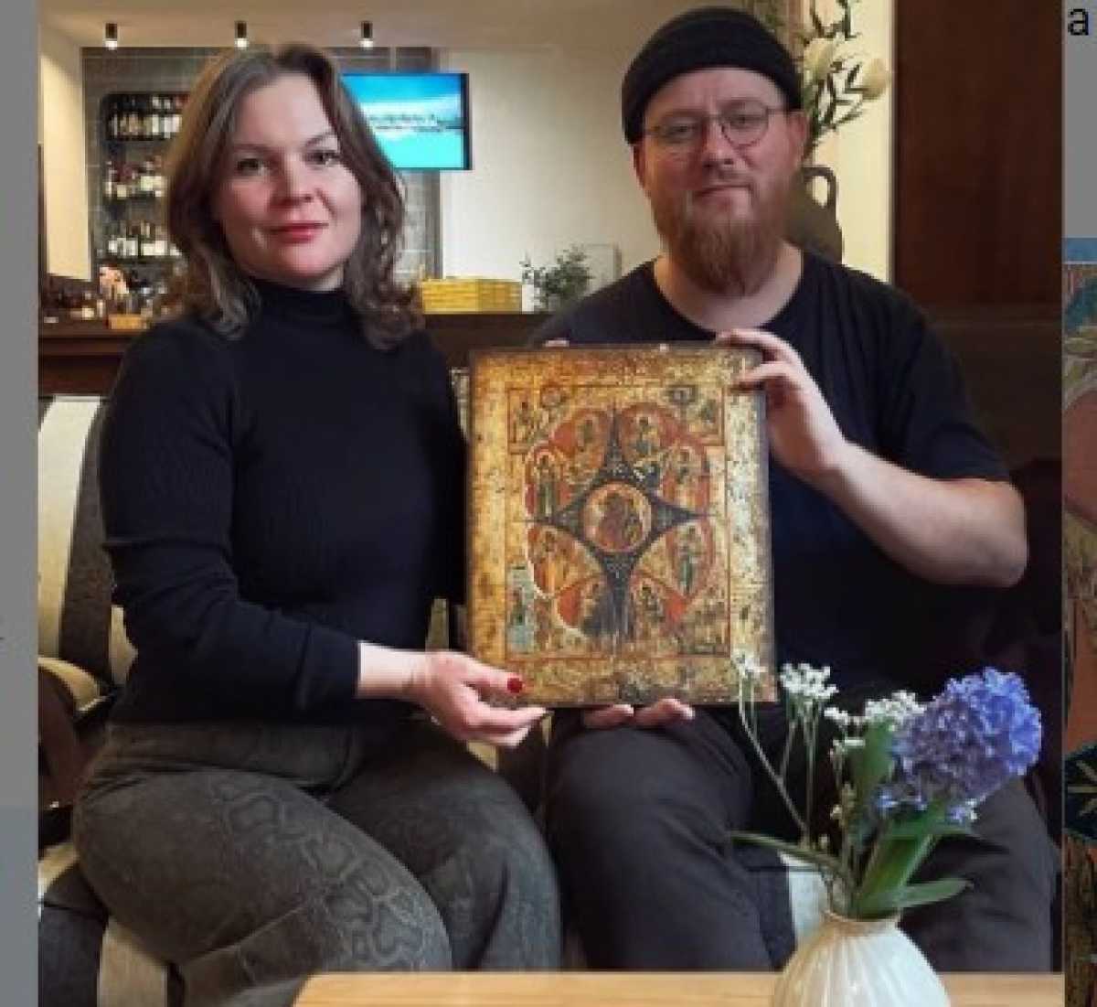 Новгородскому музею подарили уральскую икону «Богоматерь Неопалимая Купина» XIX века
