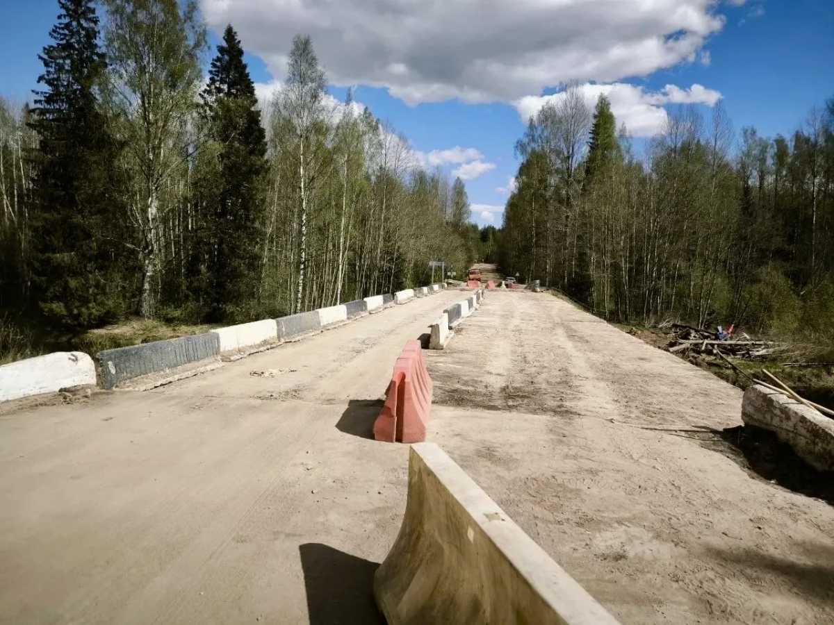 В Хвойнинском округе временно ограничат движение грузовиков по мосту через реку Медведа