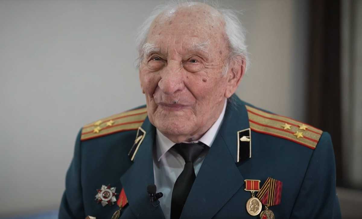 Школьникам в Великом Новгороде показали фильм о ветеране Василии Крестьянинове