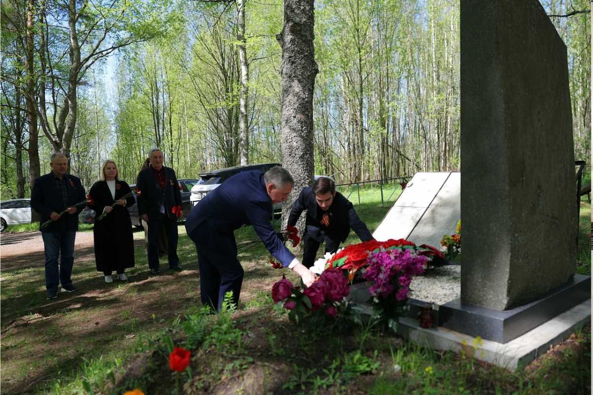 Новгородские депутаты возложили цветы на братском захоронении в деревне Змейско