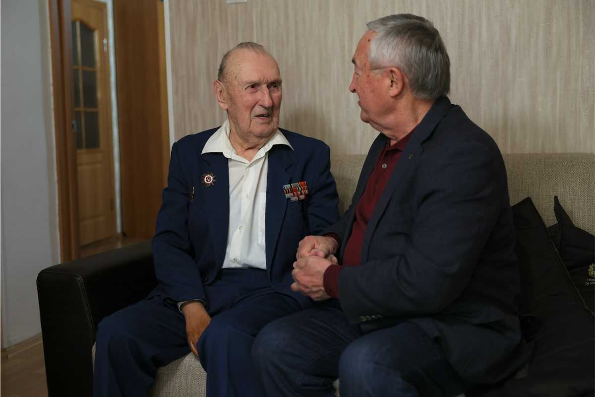 Спикер облдумы поздравил с Днём Победы 99-летего ветерана Николая Екимова из Шимска