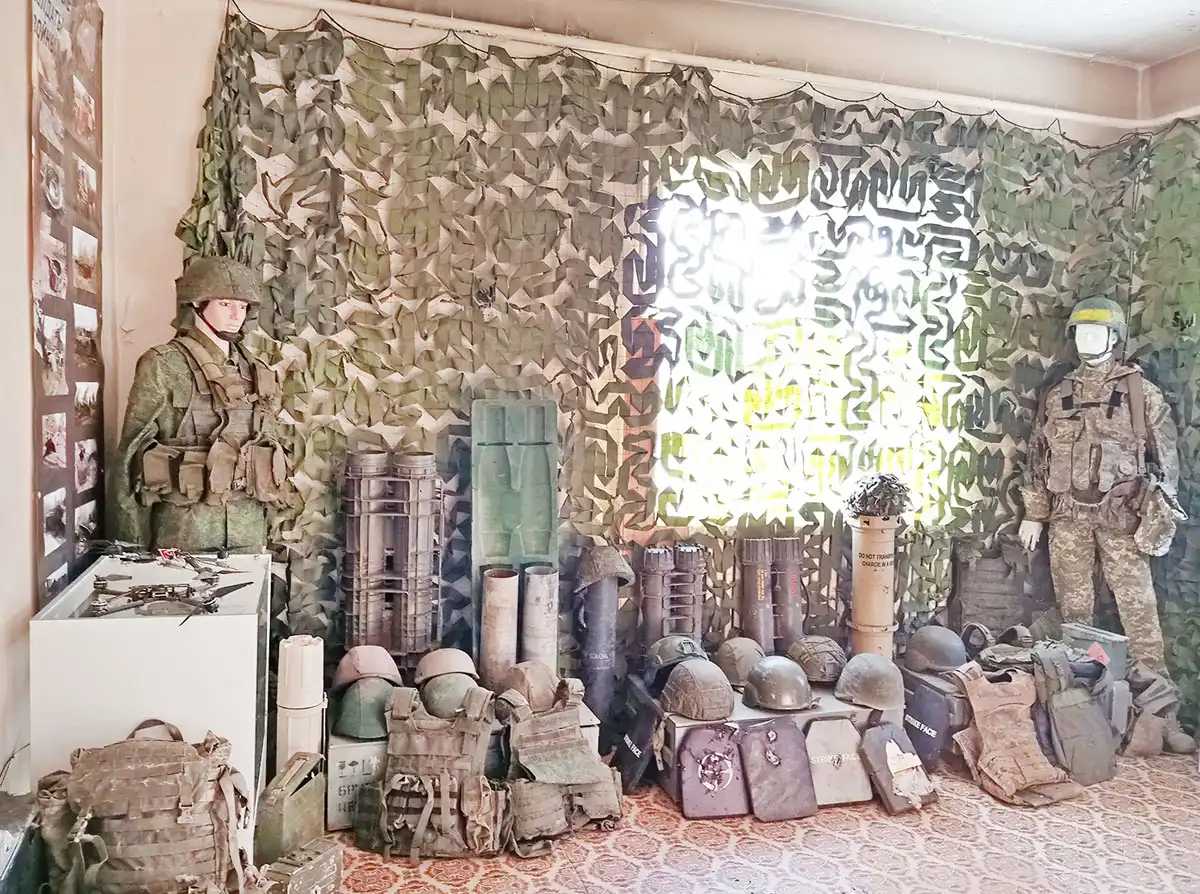 Участники специальной военной операции братья Севостьяновы создают в шимском селе Подгощи музей военной истории
