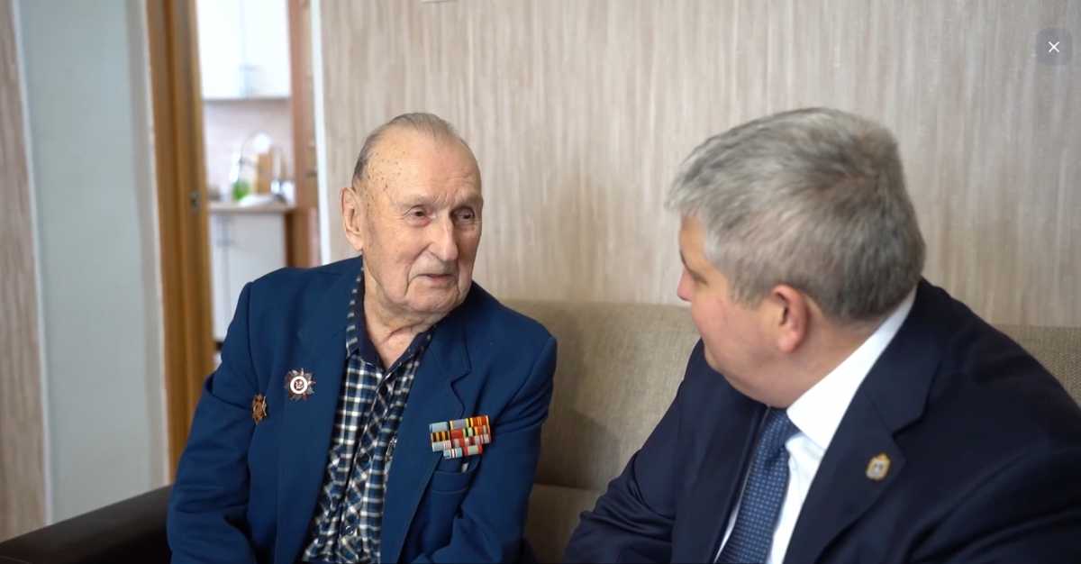 Александр Дронов лично поздравил ветеранов с Днём Победы