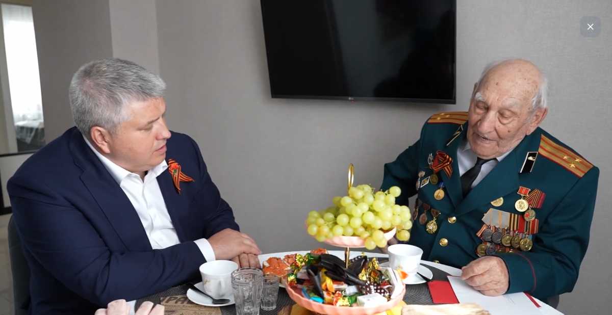 Александр Дронов навестил ветерана Великой Отечественной войны Василия Крестьянинова