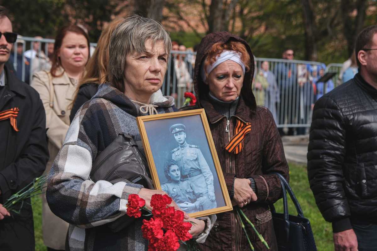 У монумента Победы в Великом Новгороде почтили память погибших в Великой Отечественной войне