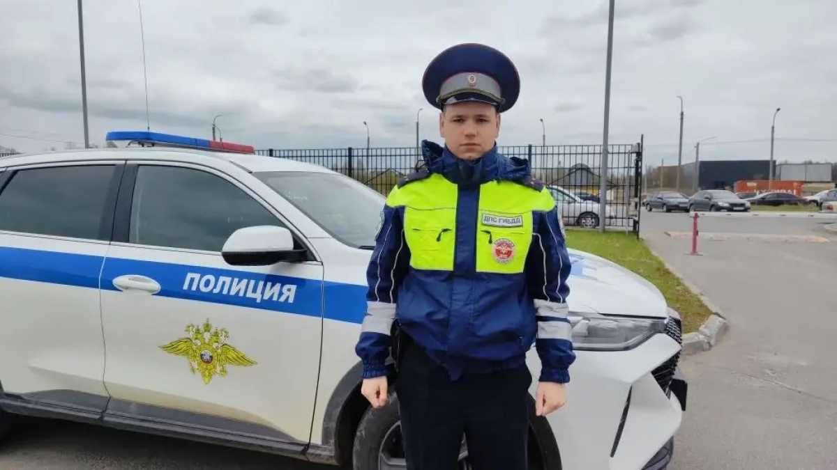 Сотрудники новгородской ГАИ доставили в больницу терявшую сознание женщину