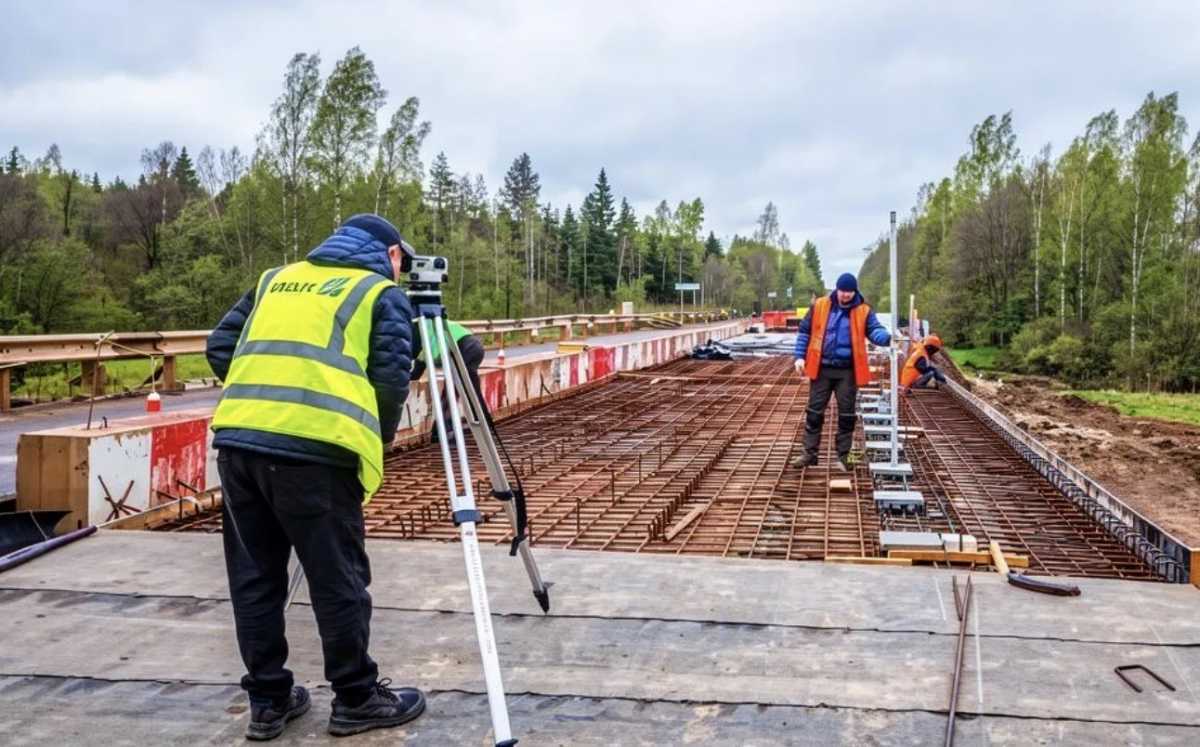 В Мошенском округе ремонтируют мост через реку Сухая