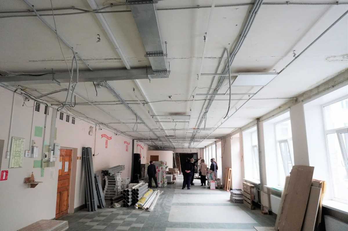 В новгородской школе №25 «Олимп» устанавливают окна