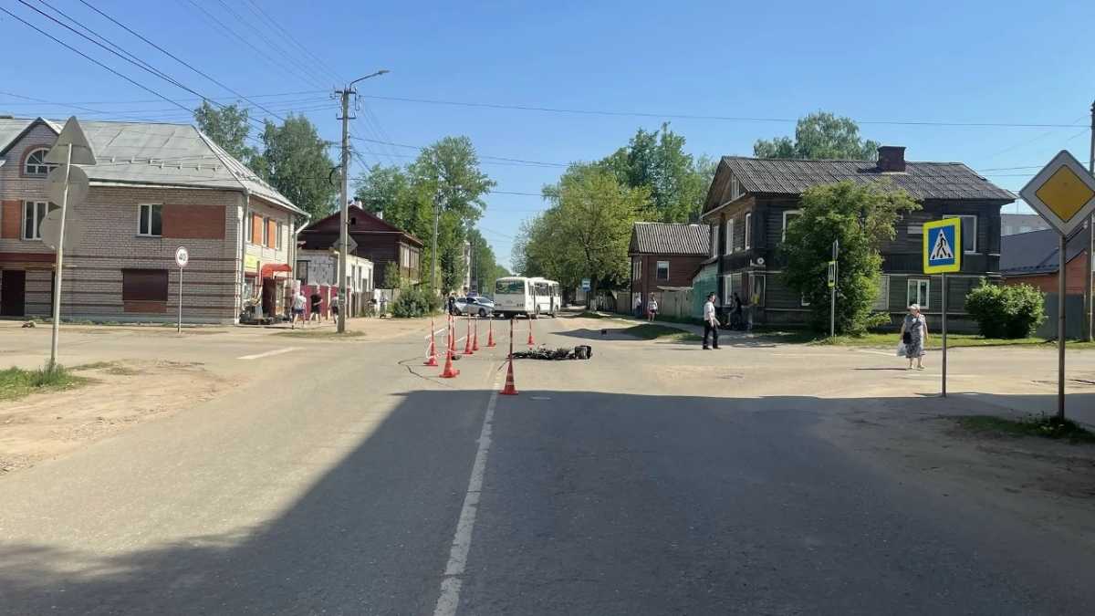 В Боровичах мужчина на мопеде погиб после столкновения с автобусом