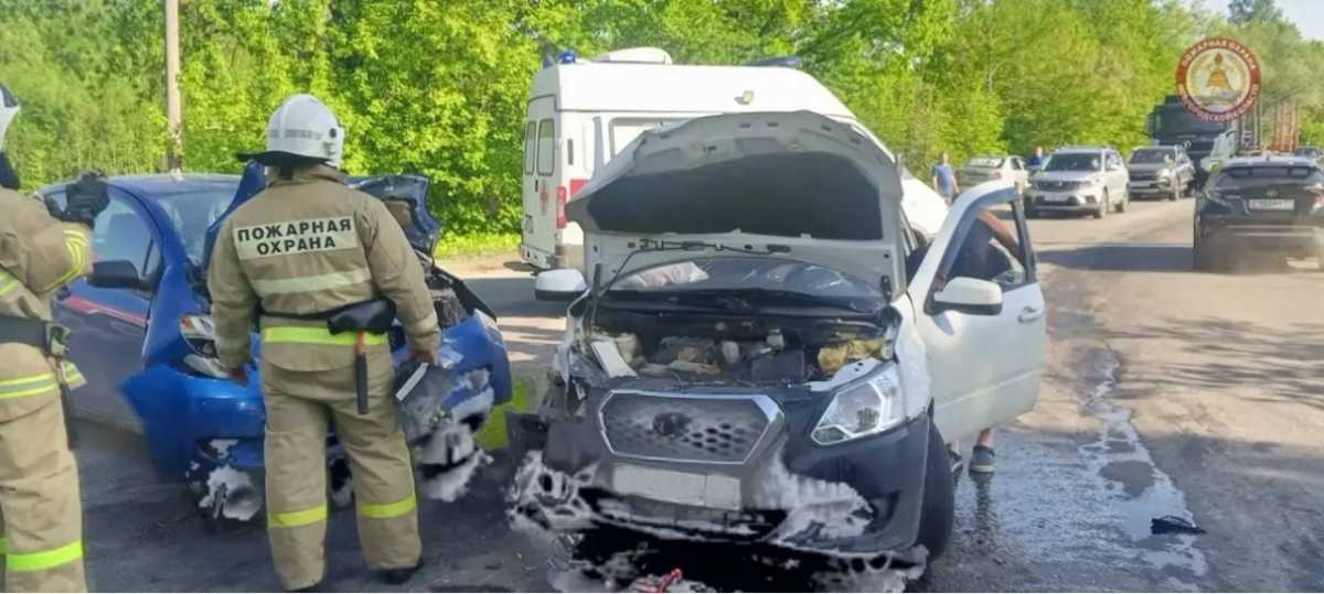 На перекрёстке в Малой Вишере столкнулись два легковых автомобиля На перекрёстке в Малой Вишере столкнулись два легковых автомобиля