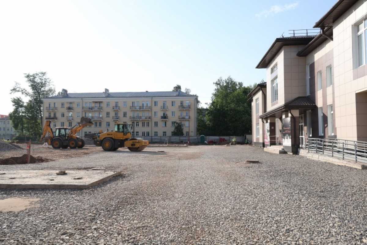 Благоустройство площади 1 мая в Боровичах должны завершить к началу августа Благоустройство площади 1 мая в Боровичах должны завершить к началу августа