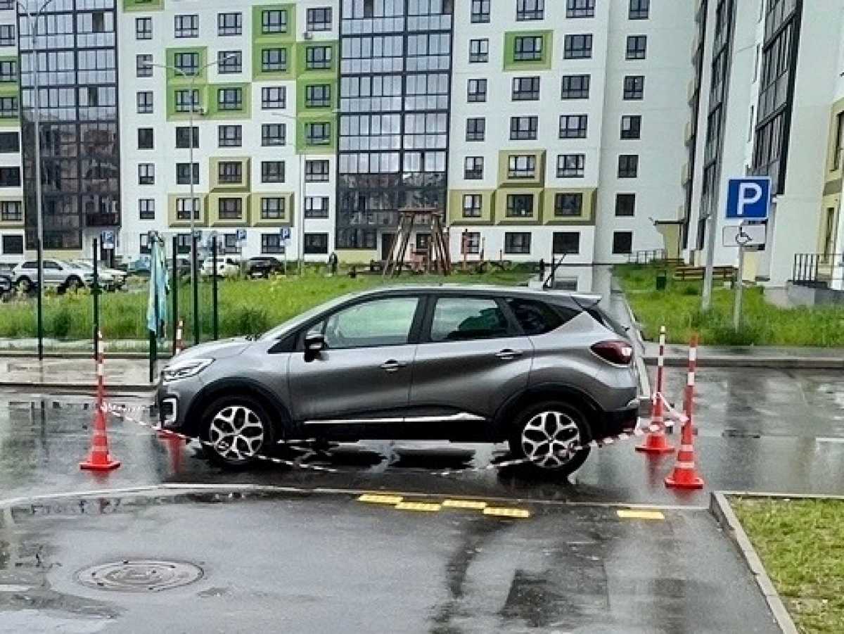 В Великом Новгороде автомобиль во дворе дома сбил девочку В Великом Новгороде автомобиль во дворе дома сбил девочку