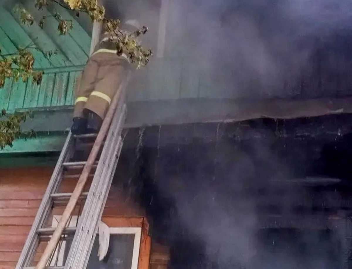 Пожарные тушили в окуловских деревнях жилой дом и хозпостройку Пожарные тушили в окуловских деревнях жилой дом и хозпостройку