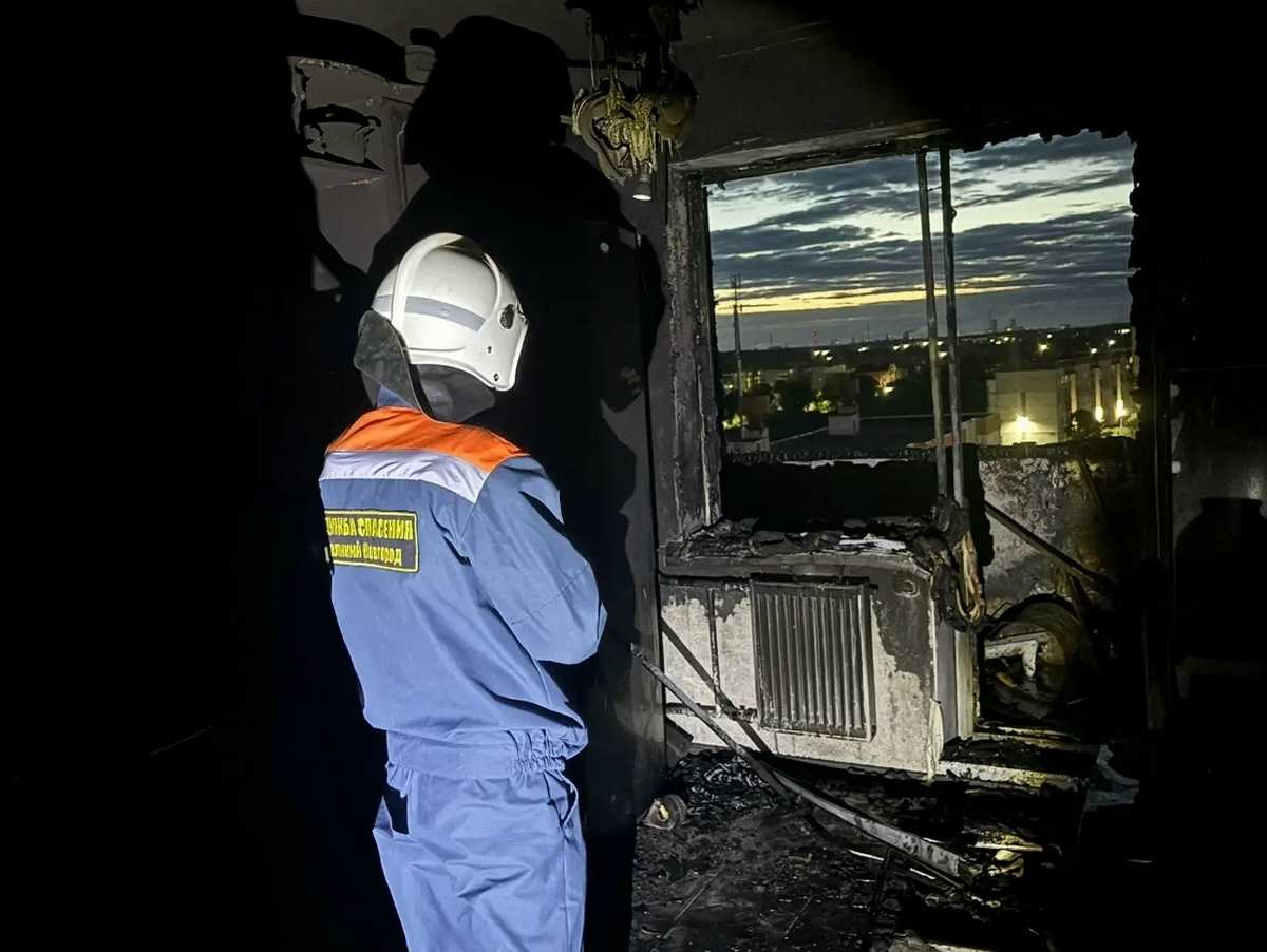 Ночью пожарные тушили квартиру на улице Коровникова в Великом Новгороде Ночью пожарные тушили квартиру на улице Коровникова в Великом Новгороде