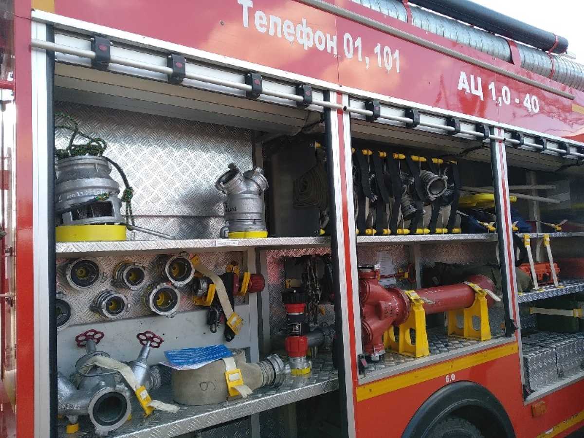 Пожарные тушили грузовой автомобиль в Великом Новгороде Пожарные тушили грузовой автомобиль в Великом Новгороде