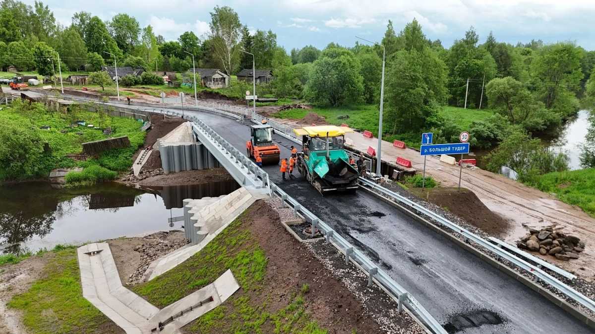 За год в Новгородской области отремонтировали 238 километров дорог и семь мостов За год в Новгородской области отремонтировали 238 километров дорог и семь мостов