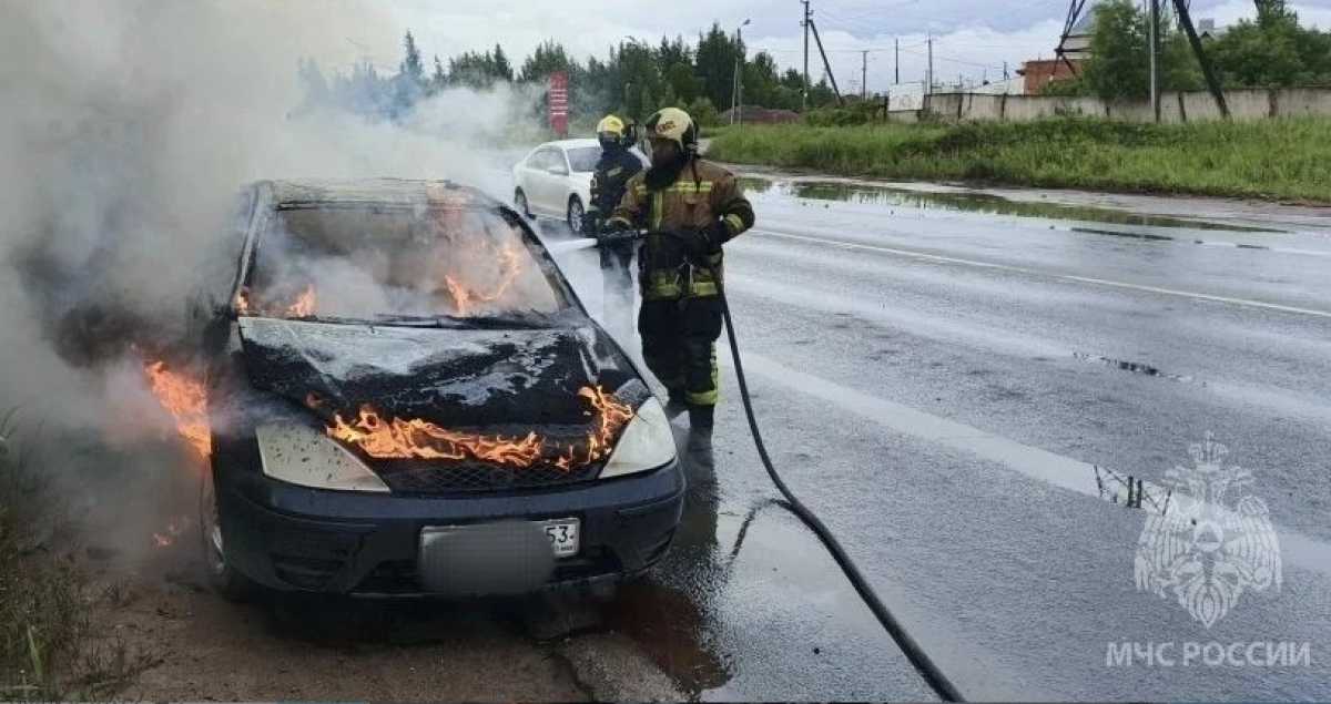 На Сырковском шоссе сгорел автомобиль На Сырковском шоссе сгорел автомобиль