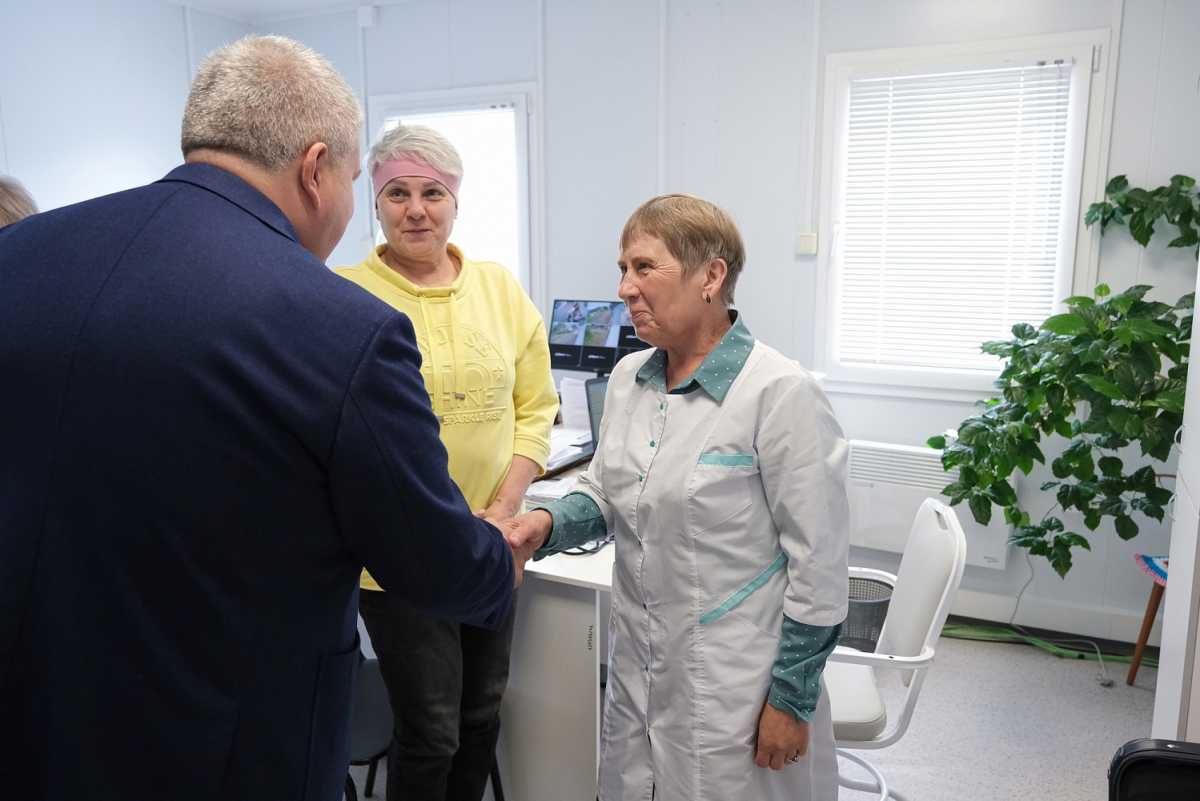 Губернатор оценил работу ФАПа в Гостцах и анонсировал расширение проекта «Здоровая семья» Губернатор оценил работу ФАПа в Гостцах и анонсировал расширение проекта «Здоровая семья»