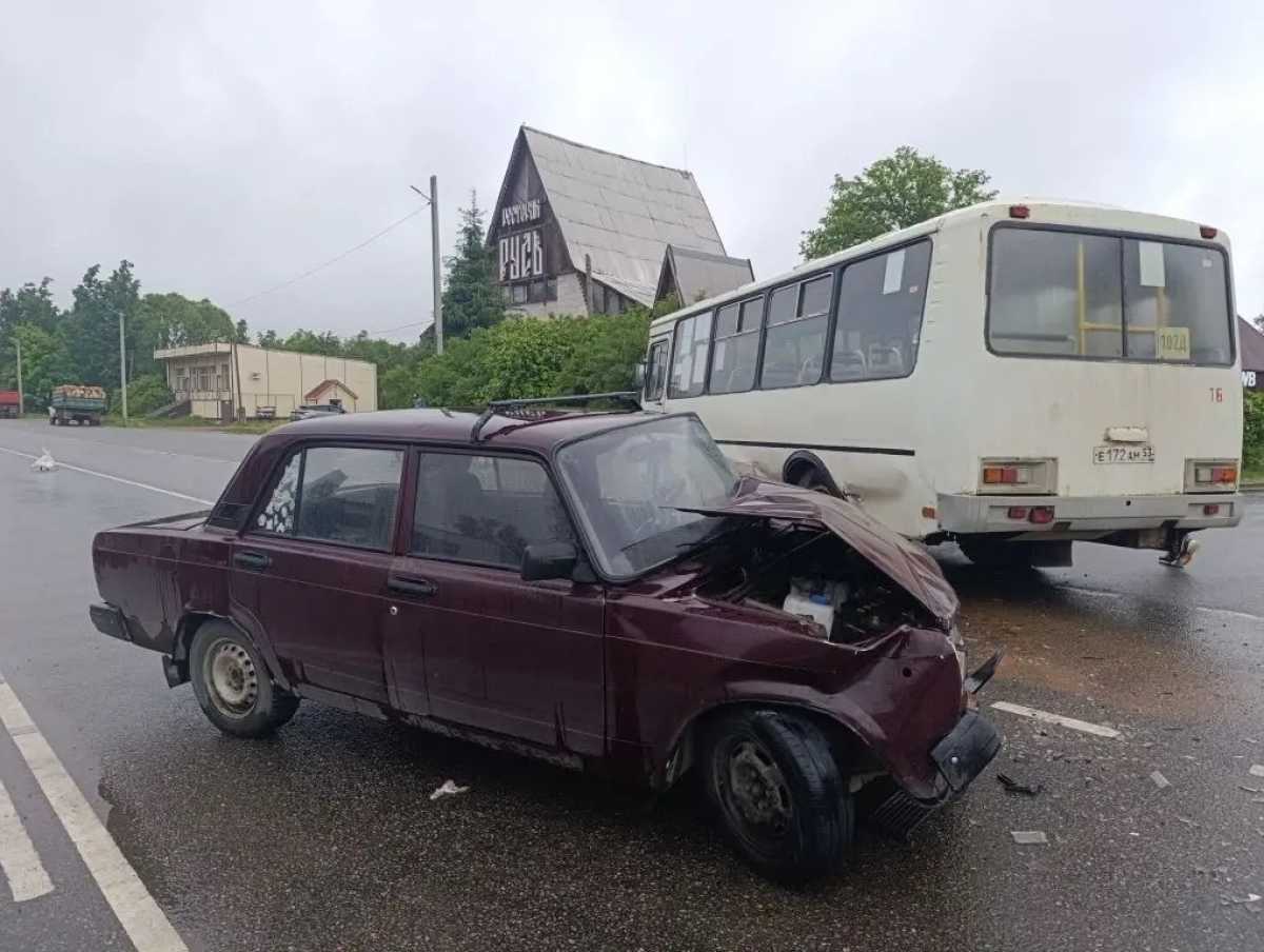 У автовокзала в Пролетарии автобус с пассажирами столкнулся с легковушкой У автовокзала в Пролетарии автобус с пассажирами столкнулся с легковушкой