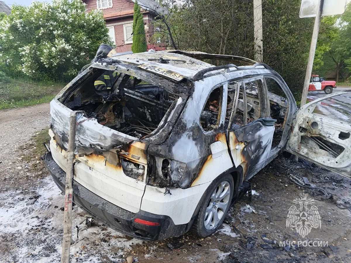 Три человека пострадали при пожаре в машине в Боровичах Три человека пострадали при пожаре в машине в Боровичах