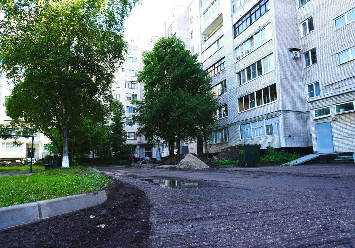 Во дворе на Псковской улице в Великом Новгороде меняют асфальт Во дворе на Псковской улице в Великом Новгороде меняют асфальт