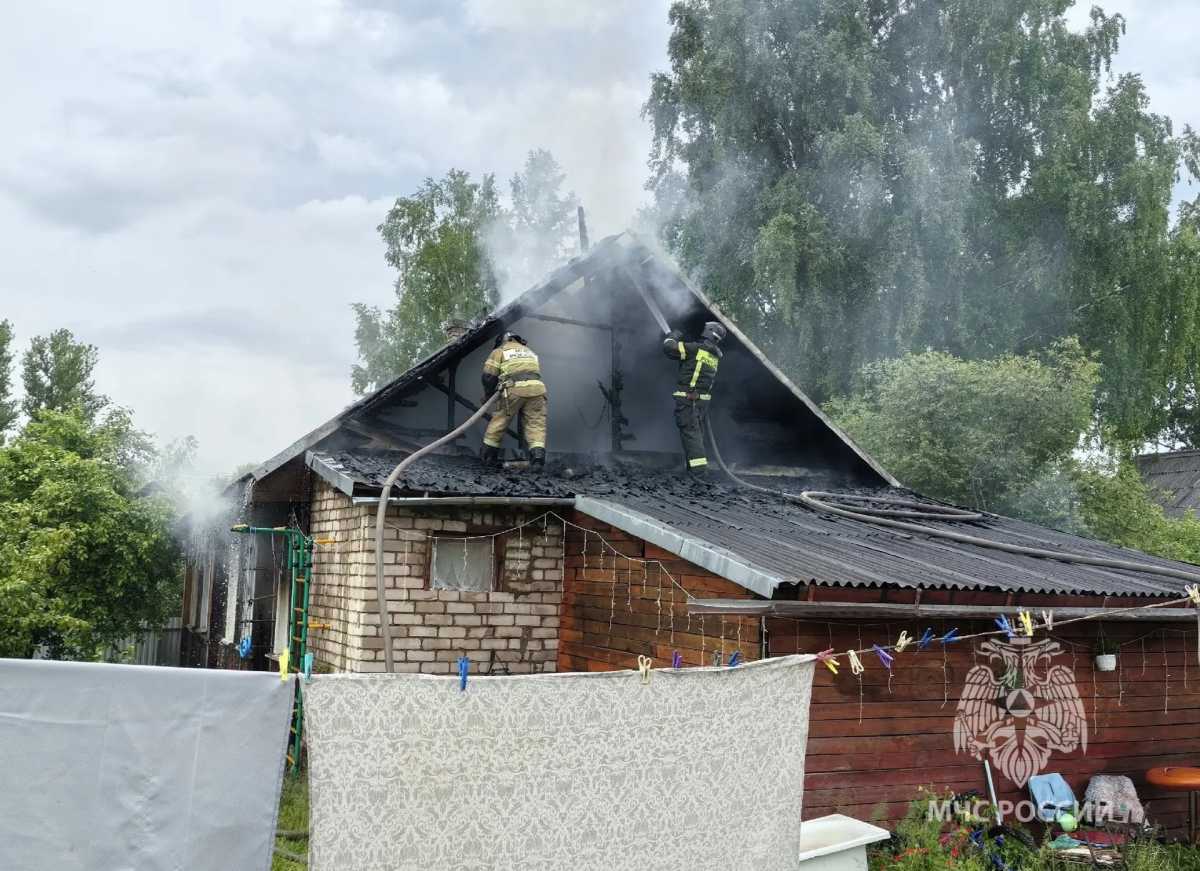 Пожарные потушили жилой дом в Боровичах Пожарные потушили жилой дом в Боровичах