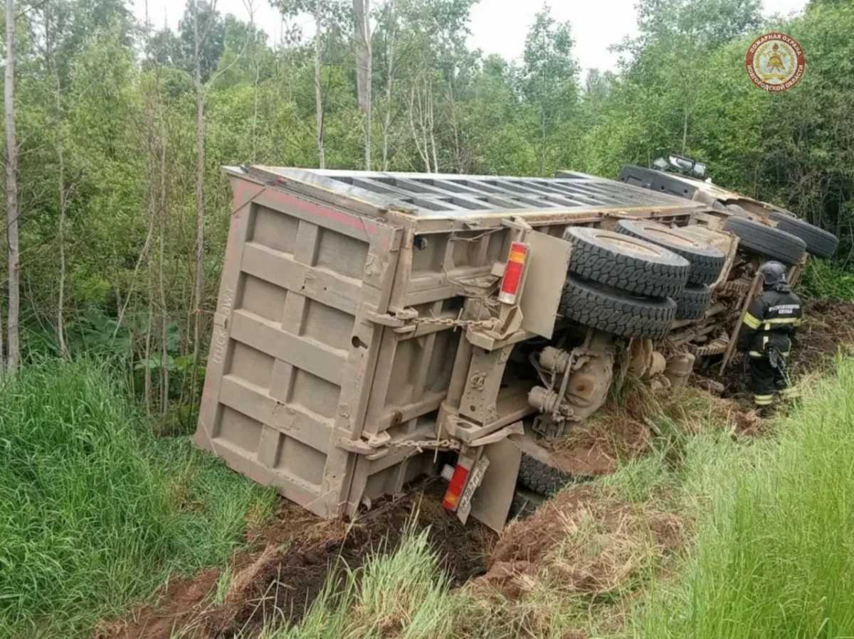 В деревне Бурга Маловишерского округа грузовик перевернулся в кювете В деревне Бурга Маловишерского округа грузовик перевернулся в кювете