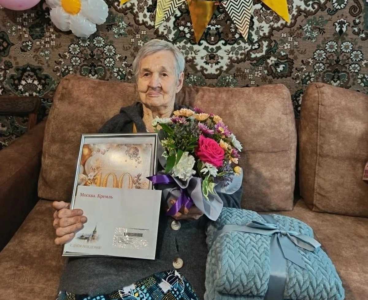 Ветеран Елена Митенкова из Валдая отметила вековой юбилей Ветеран Елена Митенкова из Валдая отметила вековой юбилей