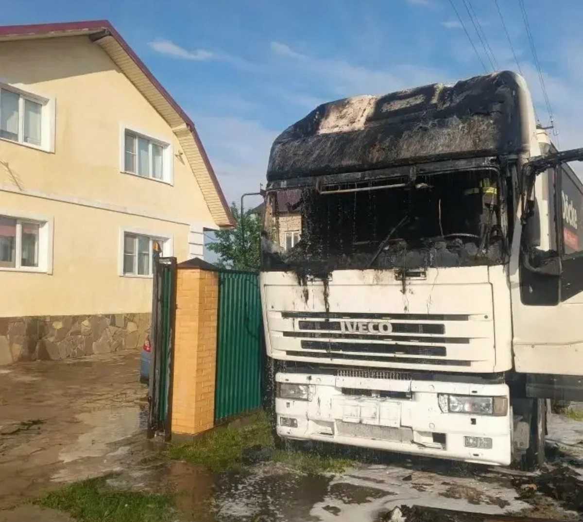 В Новгородском округе горела фура, перевозившая ёмкости с белизной В Новгородском округе горела фура, перевозившая ёмкости с белизной