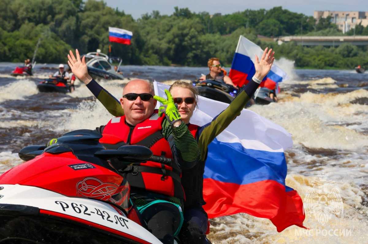 На Волхов в Великом Новгороде вышли более 50 аквабайкеров На Волхов в Великом Новгороде вышли более 50 аквабайкеров