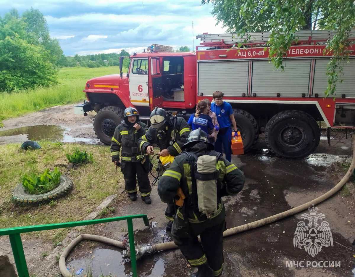 Из горевшего дома в Боровичах спасли двоих жителей Из горевшего дома в Боровичах спасли двоих жителей