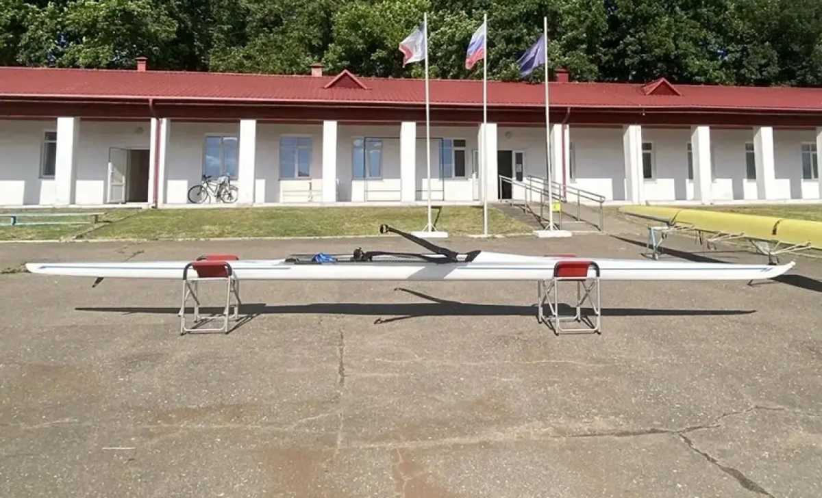 Новгородская спортшкола «Олимп» пополнилась новой гоночной лодкой Новгородская спортшкола «Олимп» пополнилась новой гоночной лодкой